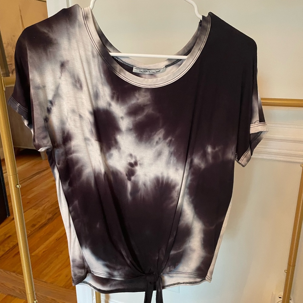 Black & White tie dye crop shirt, front tie. Not revealing w/high waist paints.